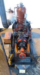 Dieselmotor. Type: K2
(Kromhout Motoren Fabriek)
Bouwjaar: 1938	Dieselmotor
MotorNr: 8896. 
Gebruikt als scheepsmotor in z.g. Jordaankruiser. Schenking.
