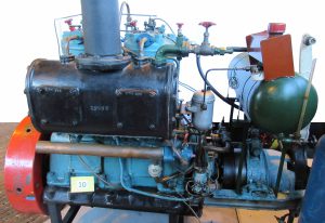 Type 2k3 dieselmotor scheepsuitvoering
(Kromhout Motoren Fabriek) 
Motornummer: 10657 
Bouwjaar: 1931 
Aantal cilinders: 2 
Boring: 170 mm. 
Slag: 225 mm. 
Vermogen: 40 EPK 
Toerental: 500 omw./min. 
Gewicht: 2375 kg. 