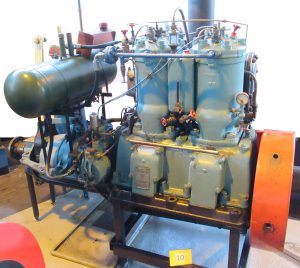 Type 2k3 dieselmotor scheepsuitvoering
(Kromhout Motoren Fabriek) 
Motornummer: 10657 
Bouwjaar: 1931 
Aantal cilinders: 2 
Boring: 170 mm. 
Slag: 225 mm. 
Vermogen: 40 EPK 
Toerental: 500 omw./min. 
Gewicht: 2375 kg. 