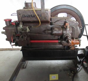 Dieselmotor Type MAH322	
(Deutz Motoren Fabrik Köln)
Bouwjaar: 1931
Type: 1 cilinder 4-takt. MAH 322
Vermogen: 15 pk.
Toerental: 750 omw./min.
Boring:		 145 mm.
Slag: 220 mm.
In scheepvaart als hulpmotor voor voortstuwing met een zijschroef of als ankerwinch. 
Zijschroef werd vaak “De Lamme Arm” genoemd
Universele motor met verdampingskoeling, hier gebruikt als hulpmotor voor de aandrijving van een zijschroef en, via een klauwkoppeling, voor de ankerlier. 
In de jaren dertig een veel gebruikte motor, zowel voor stationair- als voor scheepvaartgebruik. Als stationaire motor in de landbouw en industrie.
Schenking van de fa. Ottenhof te Amsterdam. 
Staat bij de entree onder de werfoverkapping.		