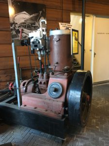 Petroleummotor
(Heesen, 1910)
Van dit type zijn er waarschijnlijk drie gebouwd. Heesen 4-tact motor; staat in gemeenschappelijke entree bij smederij. Aankoop 1987