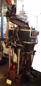 Stoomzwenkmachine. 2 cilinder expansie stoommachine
(Sanders Machinefabriek )
Omgebouwd 1952 voor het Amsterdams Haven Bedrijf(AHB) Schenking uit 1975 en afkomstig uit Stoomkraan nr. 10 van het AHB. Schenking Amsterdams Havenbedrijf.
Het Amsterdams Haven Bedrijf schonk indertijd kraan nr 10 aan de stichting werf 't Kromhout. Toen 't onderhoud te duur werd is de kraan met toestemming van 't A.H.B. verkocht onder de conditie dat deze twee machines na de sloop terug zouden komen naar de werf 't Kromhout. Wij zijn de heer Schemmekes dankbaar voor zijn werk om deze machines in perfecte staat bij ons af te leveren.